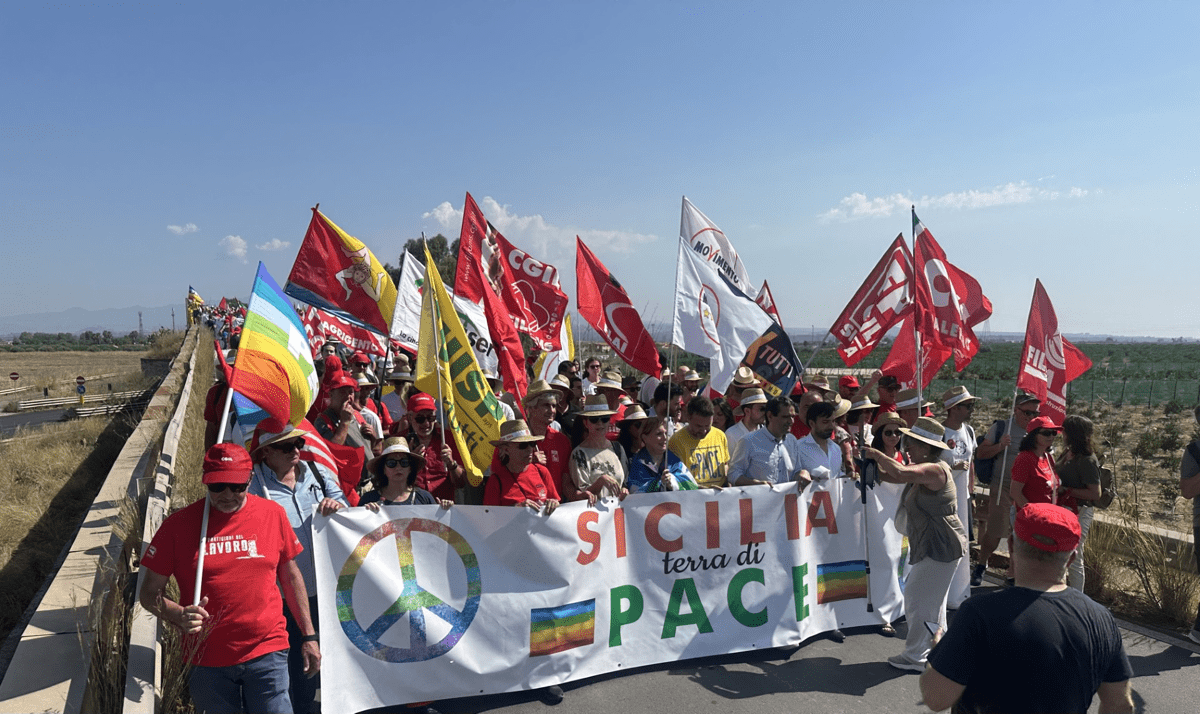 "No alla guerra", corteo davanti alla base Usa di Sigonella -