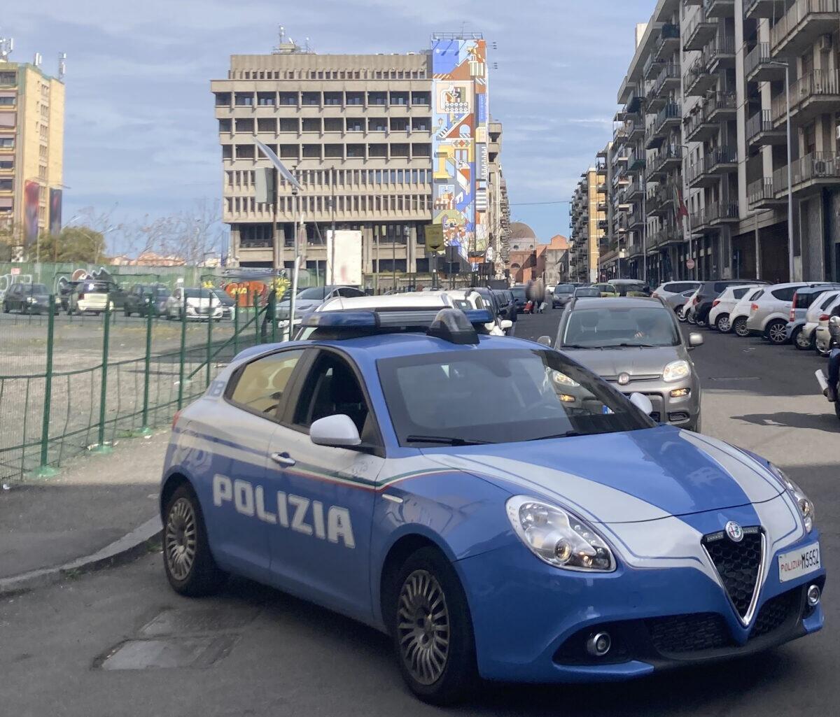 Scoperto mentre spacciava dopo aver lasciato il figlio dal barbiere | La Polizia di Catania svela un caso che lascia senza parole! -