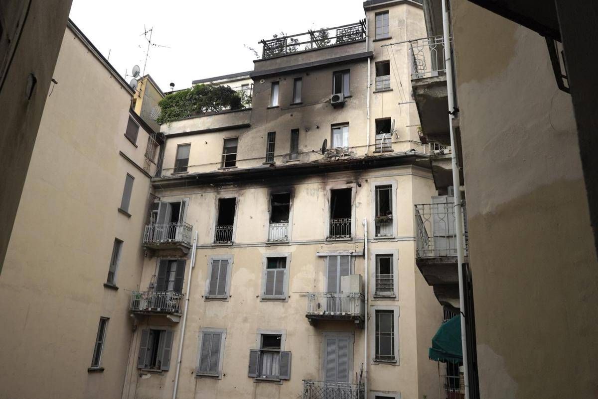 Incendio a Milano, donna si lancia dal quinto piano e muore: grida prima delle fiamme -