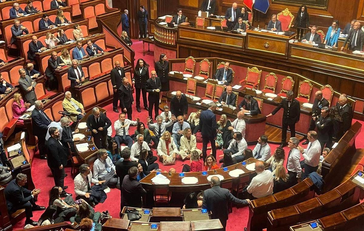 Dl sicurezza, ok con fiducia: in Senato è quasi rissa -