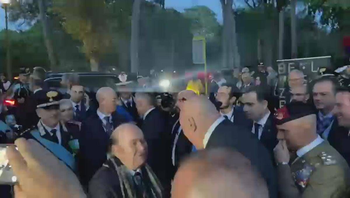 Crosetto-Banfi, scambio di battute alla festa dell'Arma: "Sono cresciuto con i tuoi film" - Video -