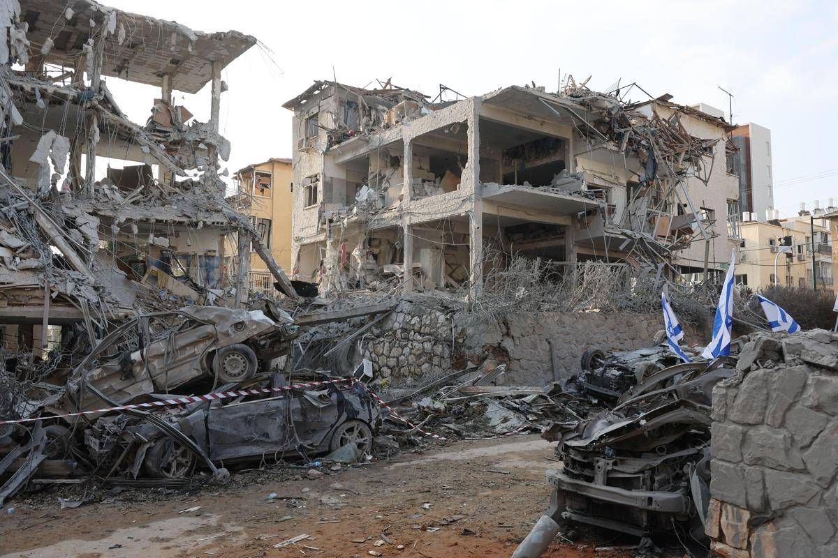 Israele-Iran, attacchi incrociati: colpito quartiere di Khamenei, morti a Tel Aviv - 