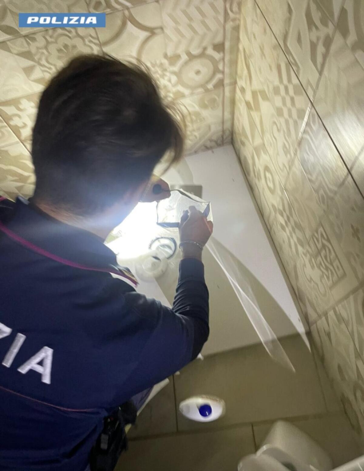 Polizia Catania sorprende due giovani in un'ingegnosa fuga dalla droga | Ma quanto possono essere sciocchi i criminali? -