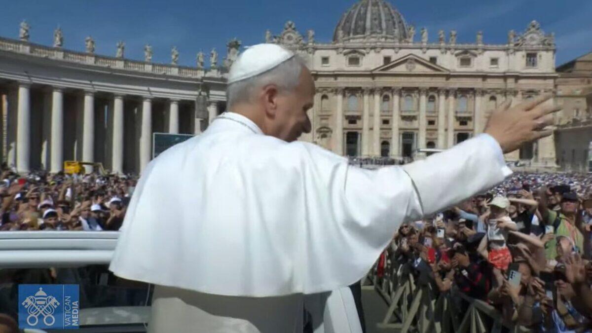 Papa Leone XIV firma una pallina da baseball | Ecco perché l'appello ai giovani cambierà tutto! - 