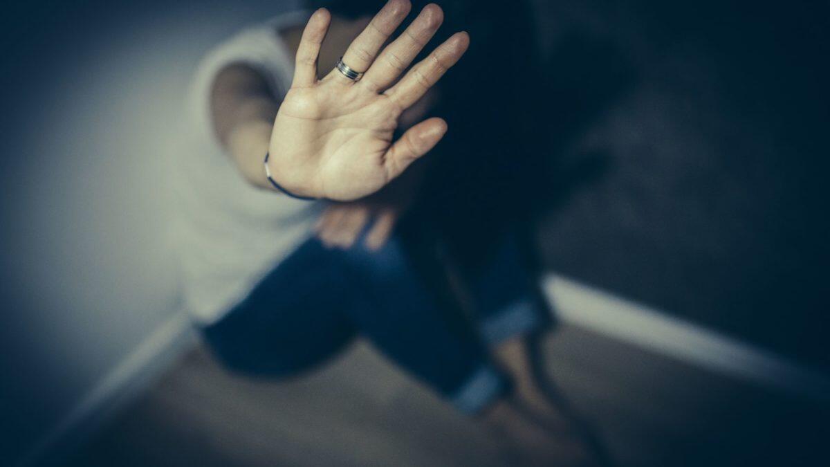 Una donna costretta a fuggire da un orrore in casa | Come si è ribaltata una giornata di lavori domestici in un incubo? -