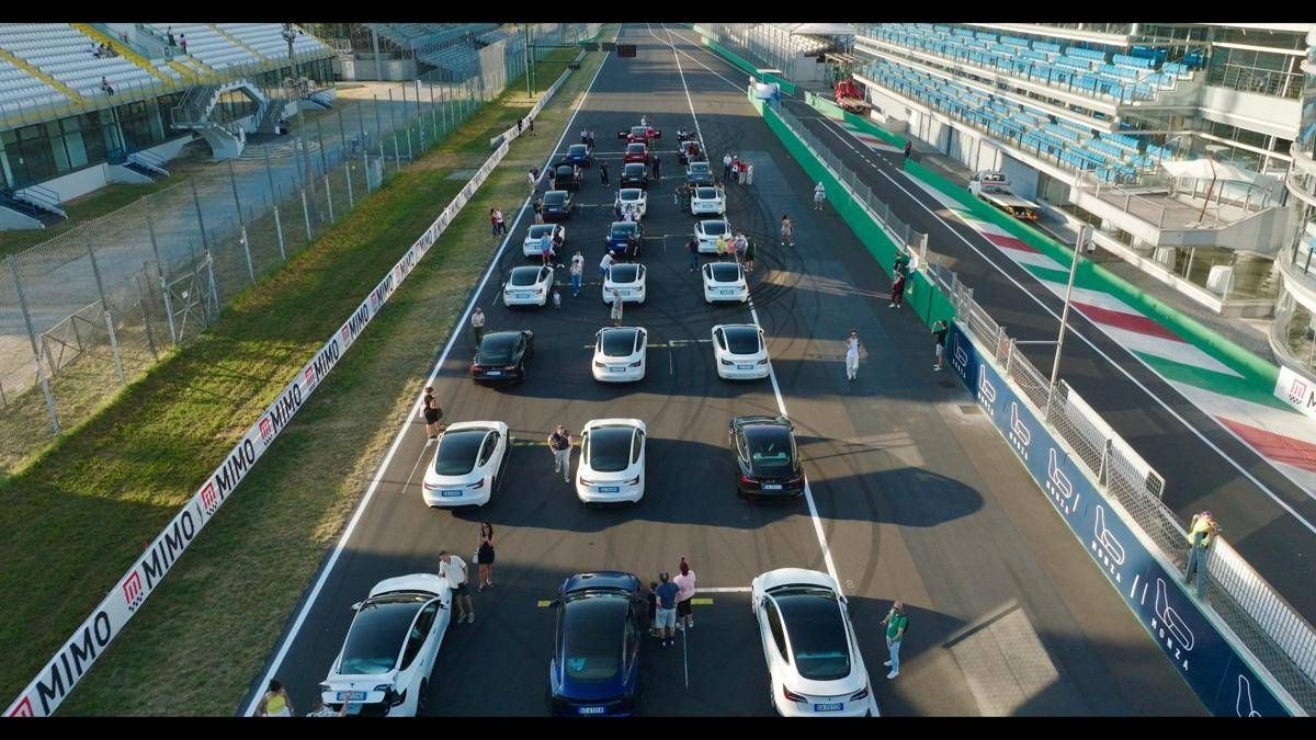 Automobilismo, oltre 100 Tesla a Monza in griglia di partenza per il primo Light Show su circuito F1 - 