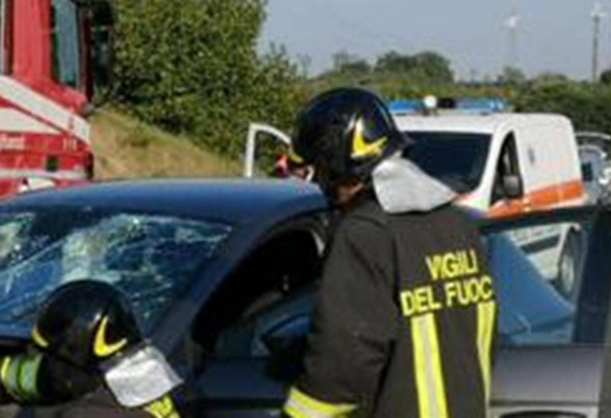 Scontro mortale in A1 tra auto e furgone: perdono la vita moglie e marito, gravi i figli - 