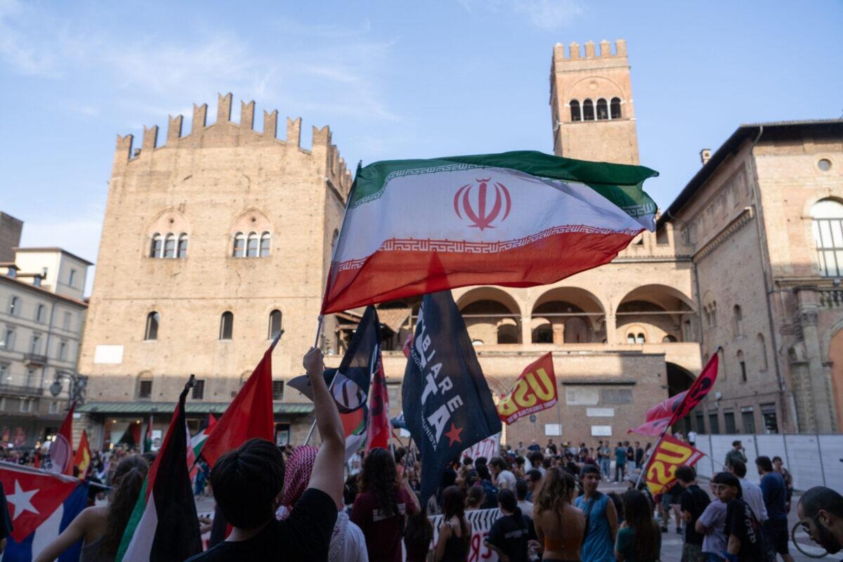 Lite al corteo per il disarmo | La bandiera dell'Iran scatenano una furiosa polemica! -