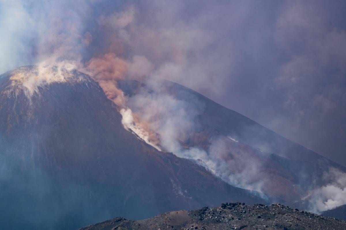 Eruzione Etna e turisti in fuga, è polemica dopo i video: "Perché erano in quota?" -