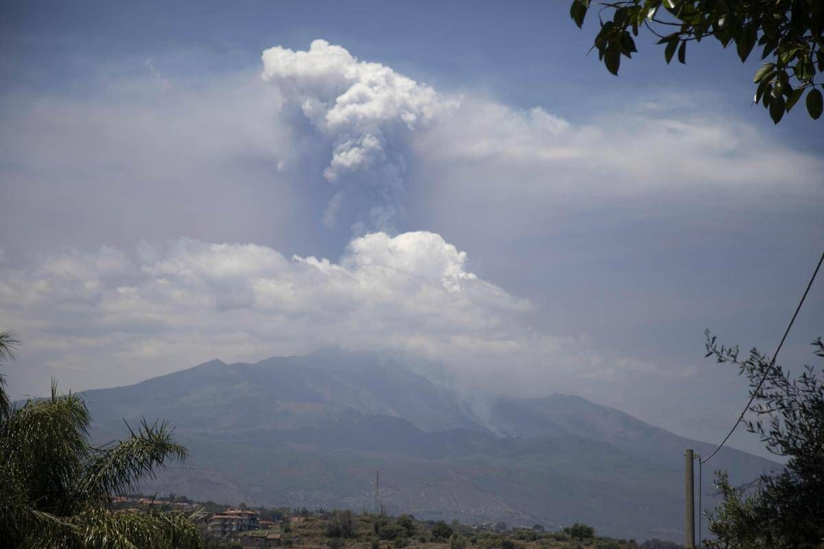 Etna in eruzione, crolla parte del cratere Sud-Est. Sindaco Catania: "Nessuna criticità" -