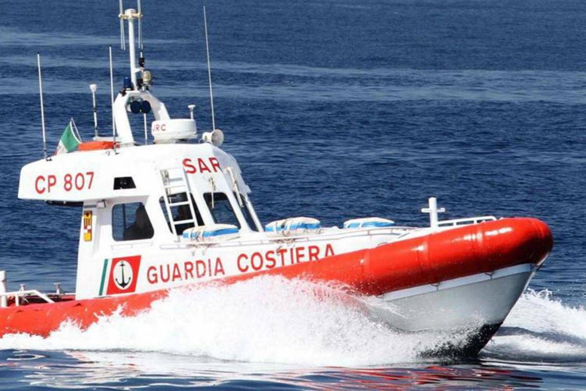 Migranti, naufragio a largo di Lampedusa: morta una donna. "Ci sono dispersi" -