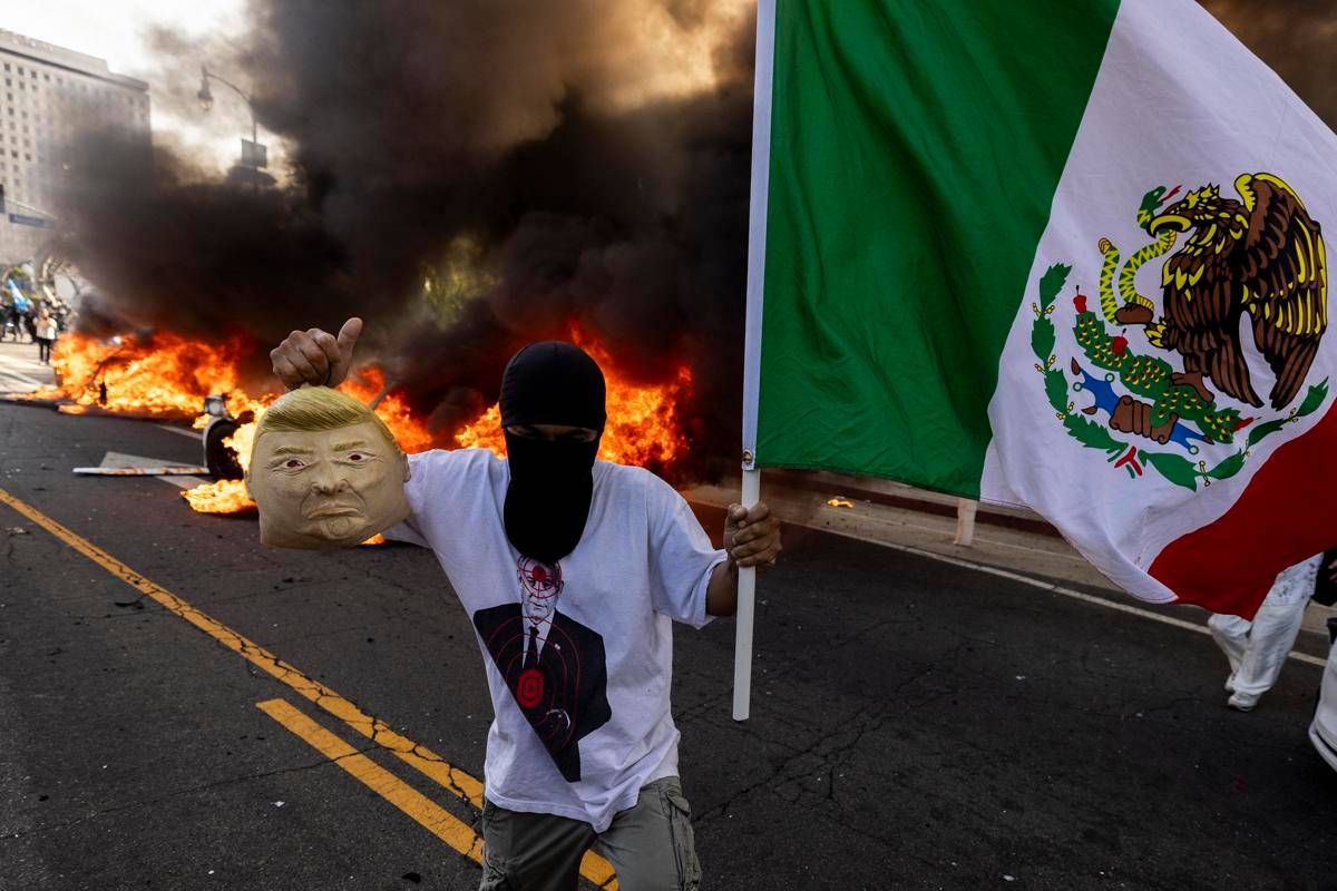 Los Angeles, scontri fra polizia e manifestanti: strade bloccate e auto incendiate - 