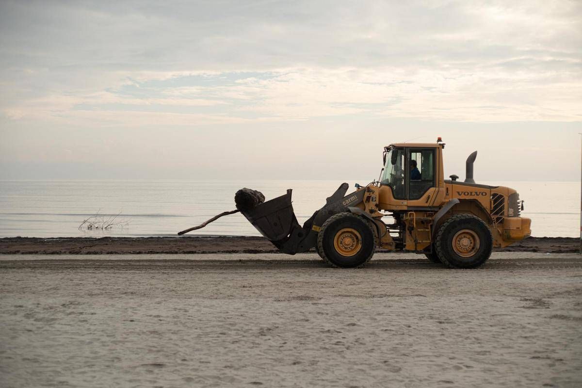 Donna travolta da ruspa in spiaggia a Cervia, arrestato l'investitore -