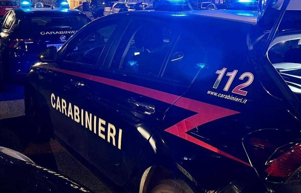 In fuga da posto di blocco travolgono coppia in auto, morto un 56enne -