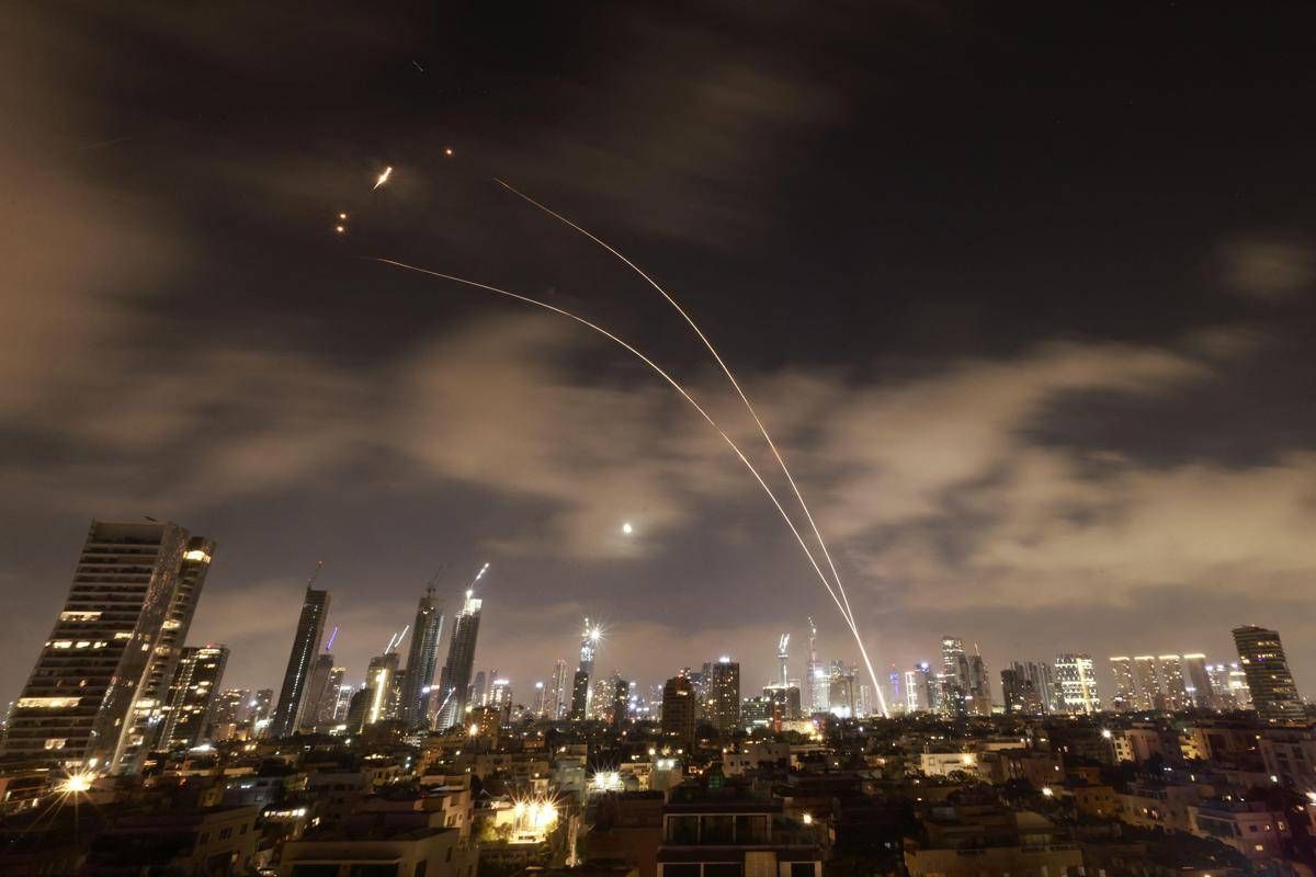 Iran attacca Israele con missili ipersonici. Khamenei: "La battaglia ha inizio" -