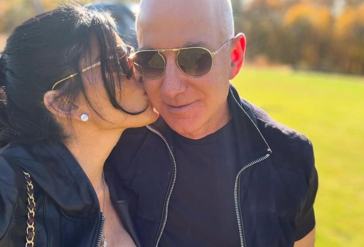 27 abiti da sogno e menù da chef stellati | Ma le nozze di Bezos a Venezia scatenano polemiche -