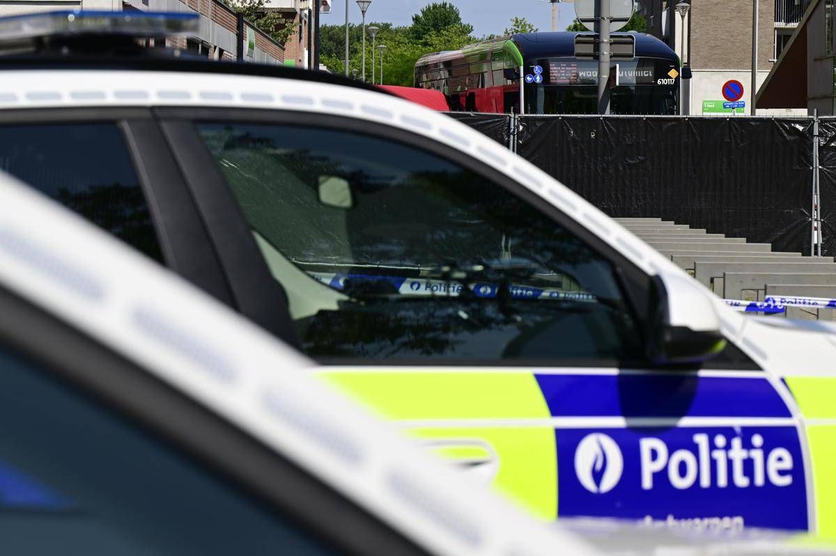 Belgio, attacco con coltello su un bus ad Anversa: 1 morto e 2 feriti - 