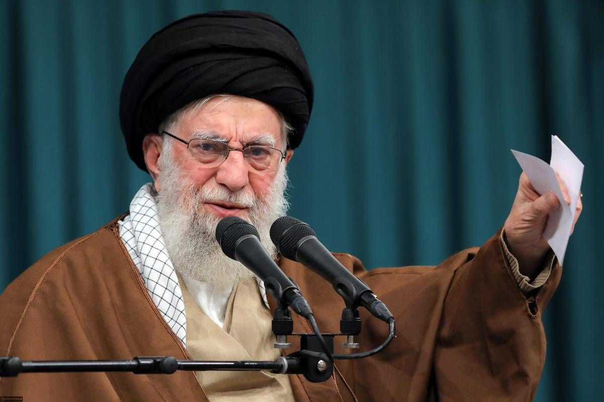 Iran, ondata di missili contro Israele. Teheran smentisce attacco a Khamenei -