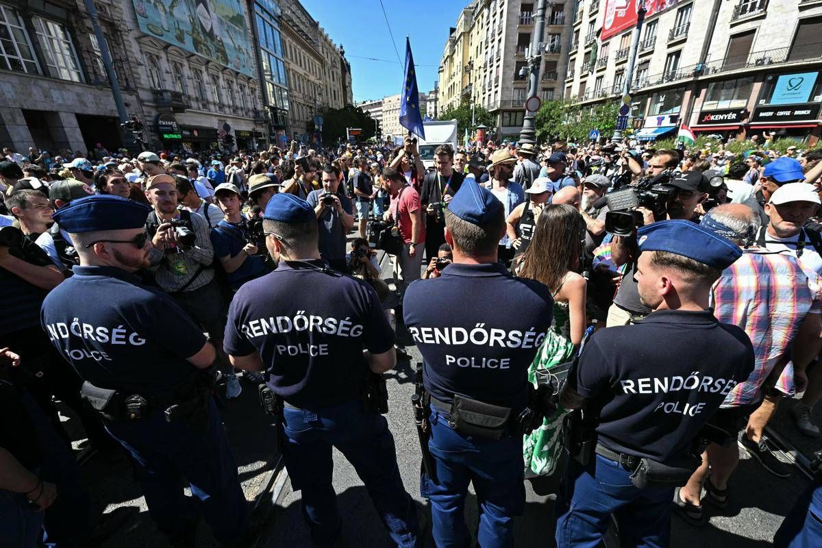 Ungheria, decine di migliaia di persone al Pride di Budapest sfidano il divieto di Orban -
