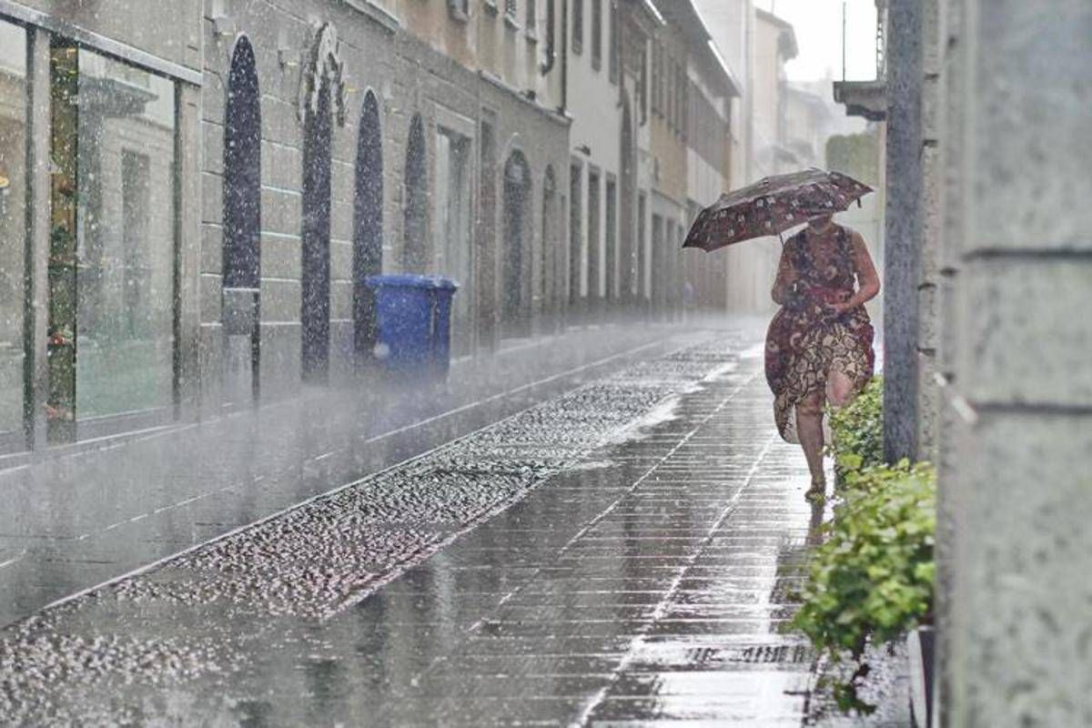 Nubifragi al Nord e maxi aumento delle temperature, le previsioni meteo -