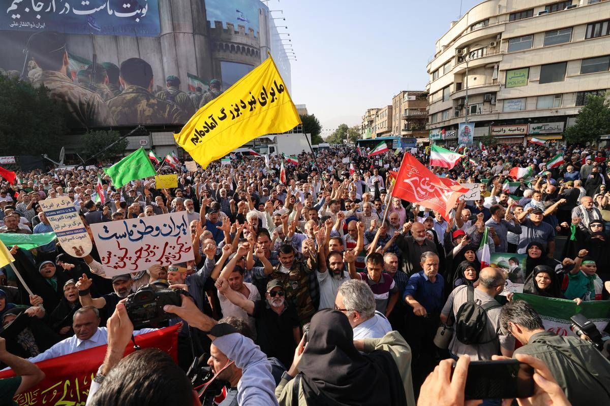 Attacco Usa, la piazza a Teheran grida "vendetta". Iran vuole chiudere lo Stretto di Hormuz - 