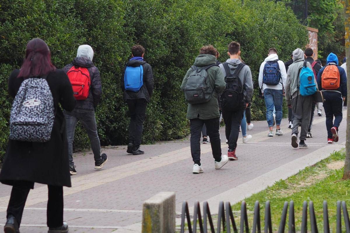 Scuola, Valditara: "Stop ai cellulari in classe anche alle superiori" - 