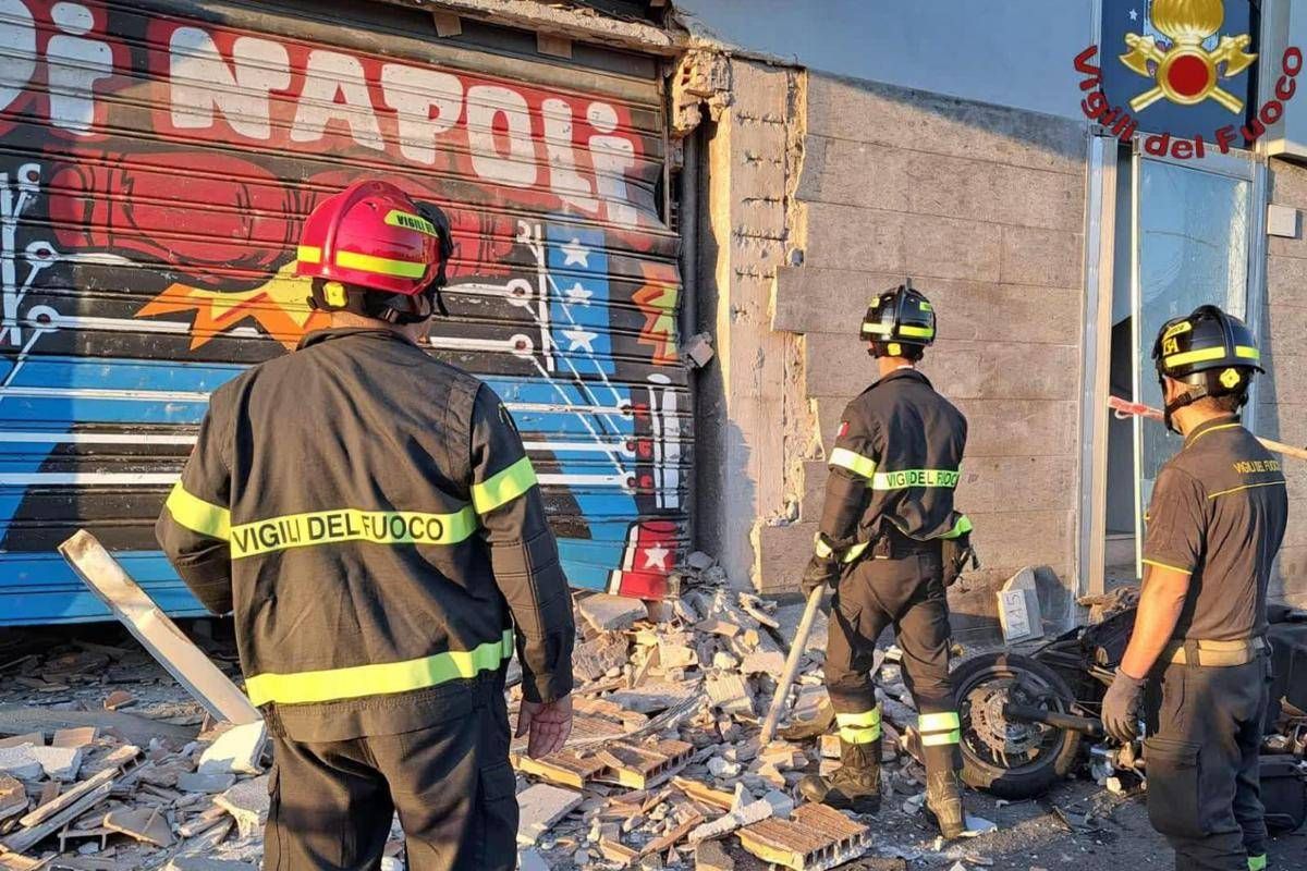 Ostia, bomba carta davanti alla palestra Di Napoli: danni ad attività e auto - 
