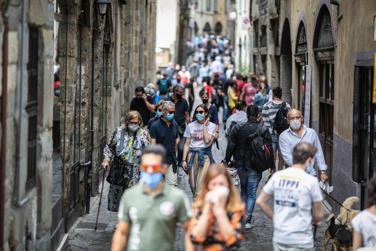 Covid, di nuovo mascherine, isolamento e vaccini? Cosa ha detto l'Ecdc - 