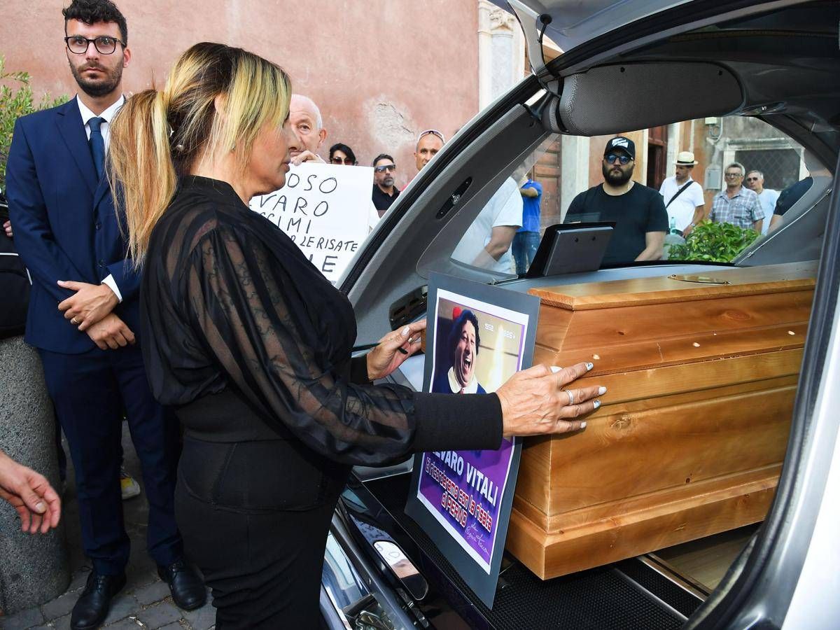 I funerali di Alvaro Vitali oggi a Roma, l'ultimo saluto di Stefania Corona -