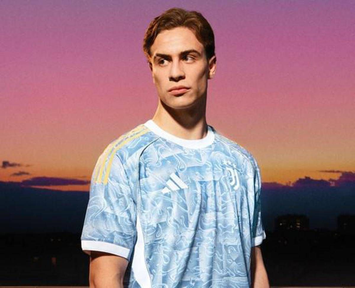 La Juventus presenta la seconda maglia, ma ai tifosi non piace -