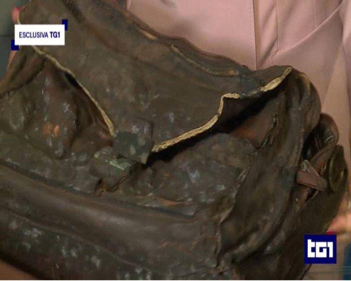 Borsellino, mostrata per la prima volta la sua borsa - 