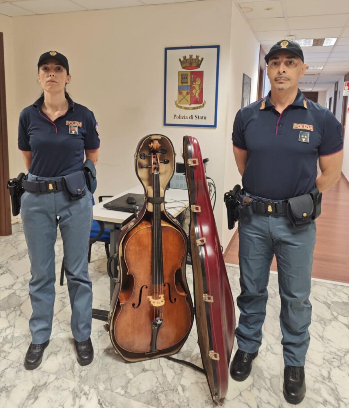 Violoncello rubato ritrovato dalla Polizia di Catania | Ma chi era il vero colpevole? - 