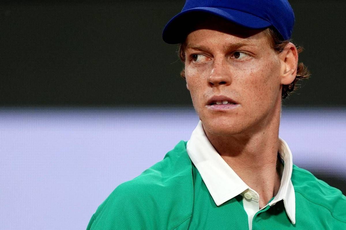 Sinner battuto in finale infinita al Roland Garros, Alcaraz trionfa al quinto set -
