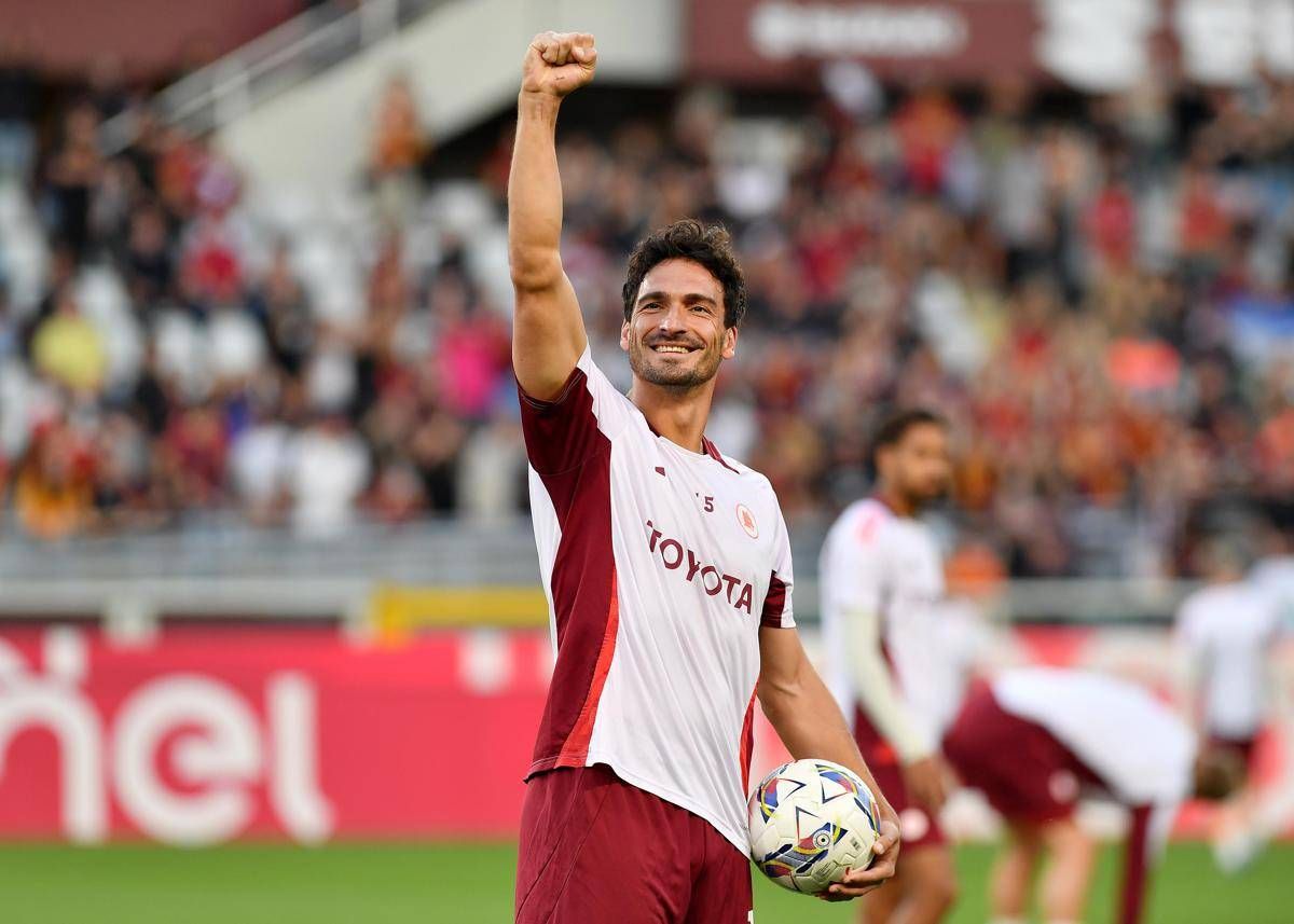 Hummels, dal calcio al... tennis. L'ex Roma in campo con Zverev - Video -