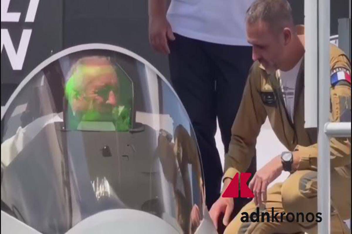 Primo ministro francese Bayrou testa il nuovo caccia ma resta incastrato - Video -