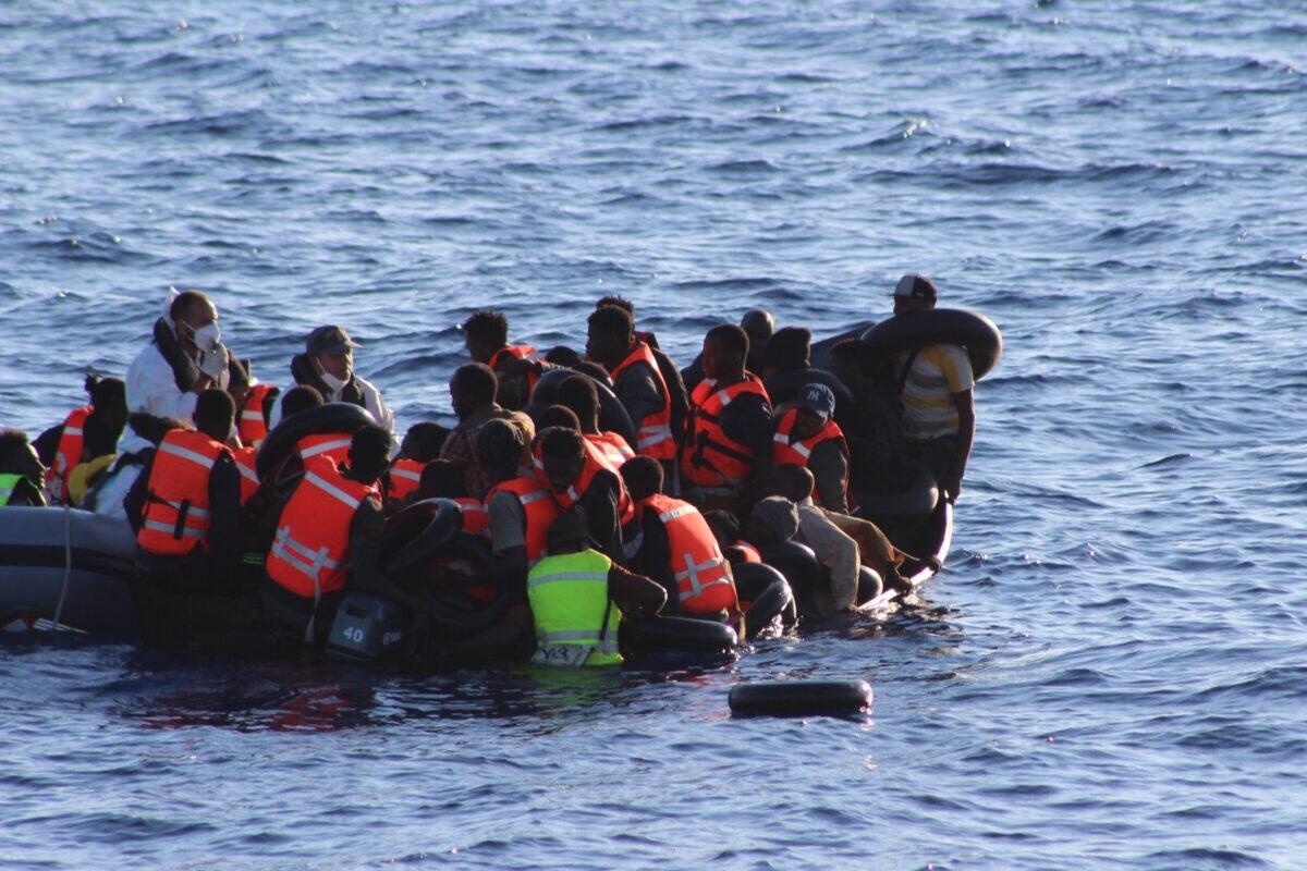 Oltre trecento migranti sbarcati a Lampedusa | Ma cosa fanno davvero Meloni e Donzelli sull'isola? -