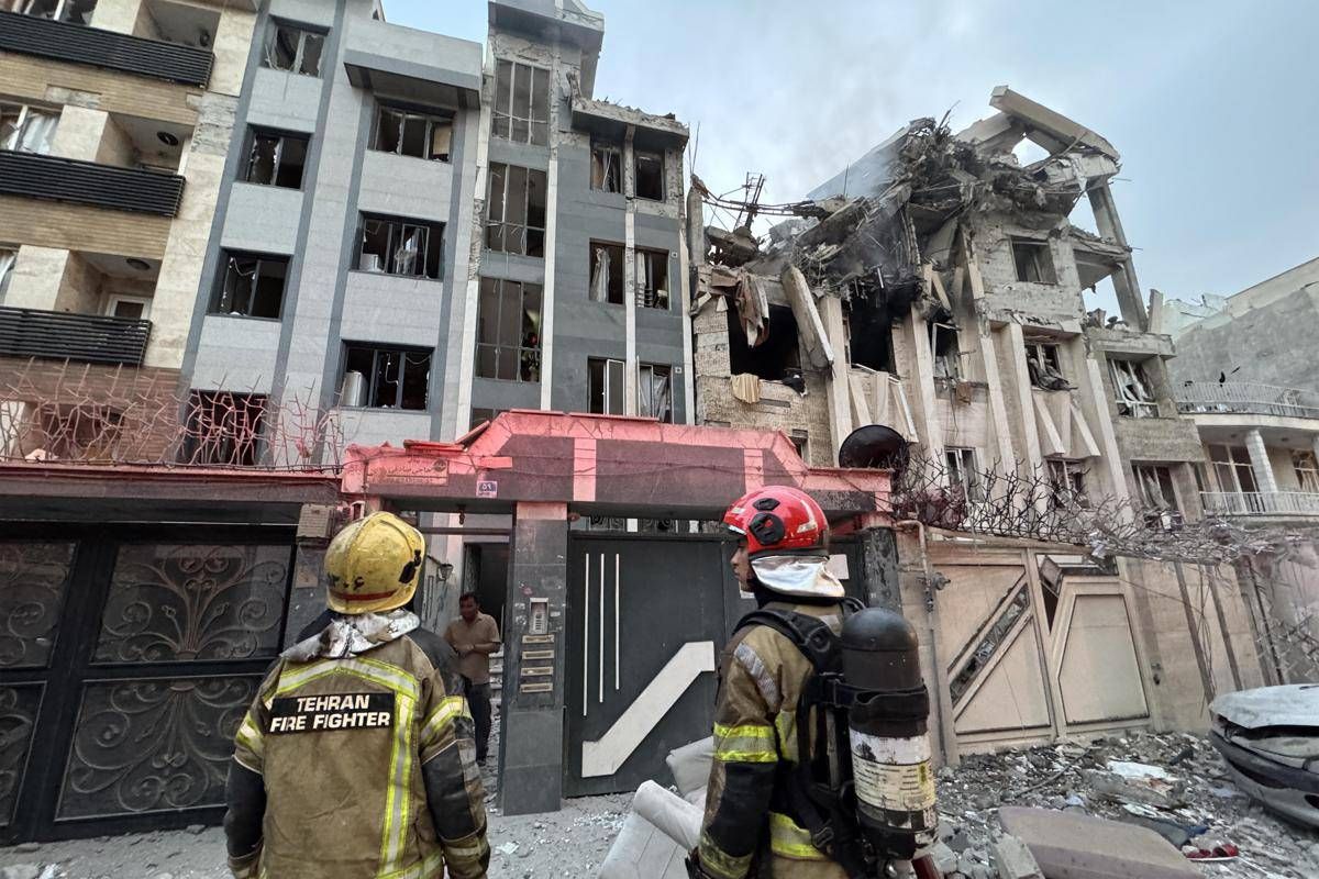 Israele, nuovi attacchi contro Iran. Esplosioni a Teheran, sito nucleare nel mirino - 