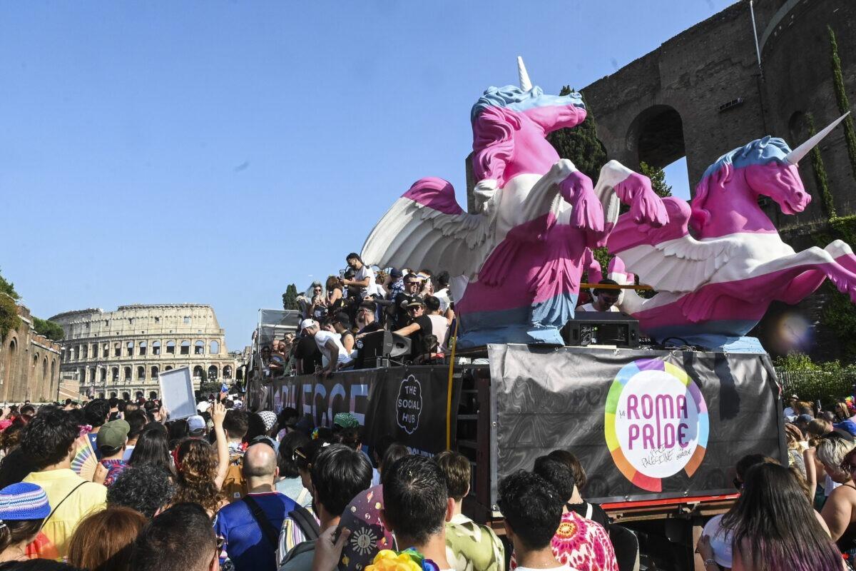 Aggressione in metro durante il Pride | La Lega si scaglia contro le "sagome in piazza" e accende il dibattito! -