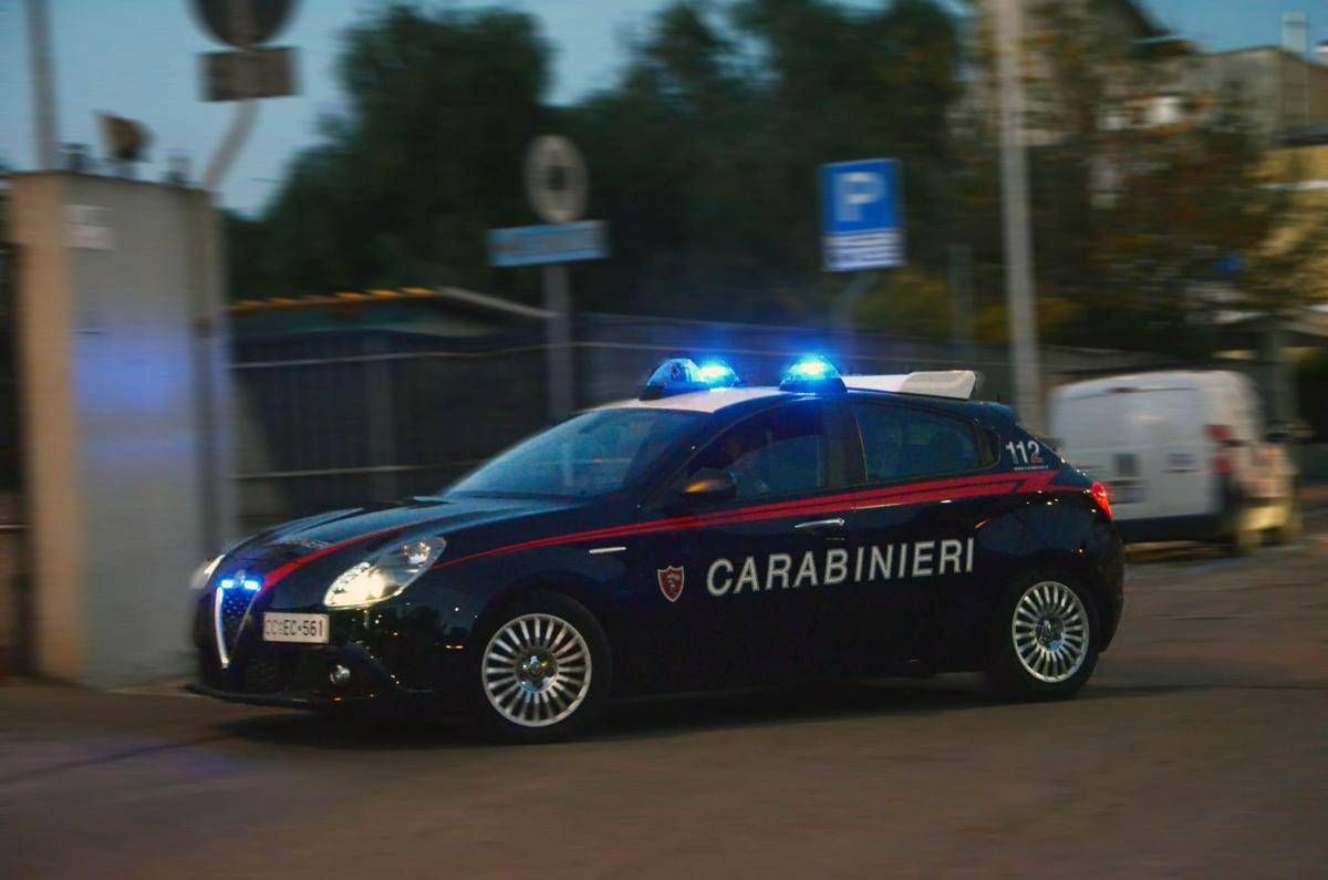Cagliari, lo trovano ustionato in strada con l'auto in fiamme: 69enne in fin di vita - 