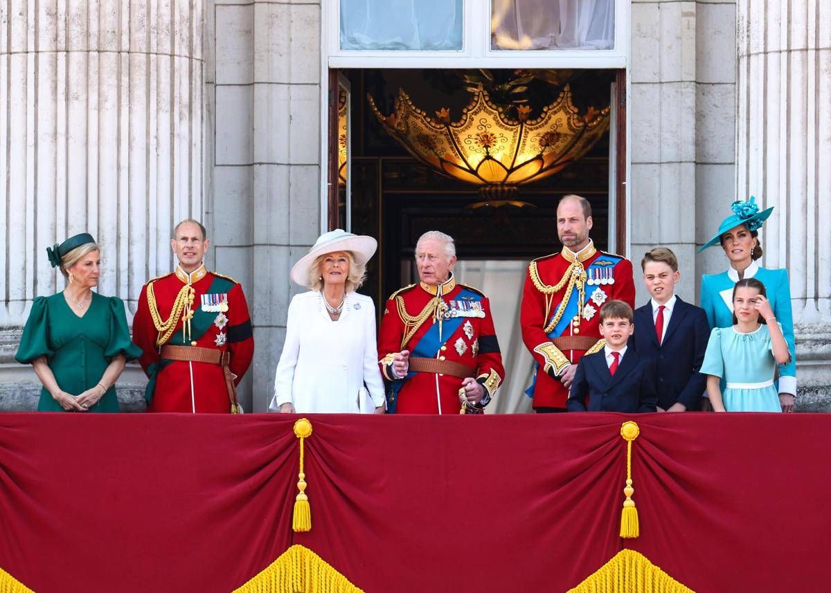 Trooping the Colour, il tributo di re Carlo alle vittime dell'incidente Air India - 
