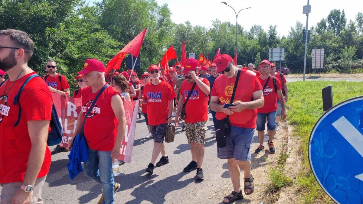 10.000 metalmeccanici bloccano la tangenziale di Bologna | La Questura minaccia denunce: ecco cosa potrebbe succedere davvero! - 