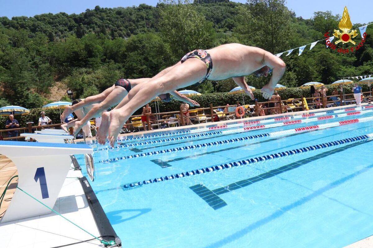 Vigili del Fuoco trionfano al campionato di nuoto | Scopri il segreto dietro la loro incredibile performance! -