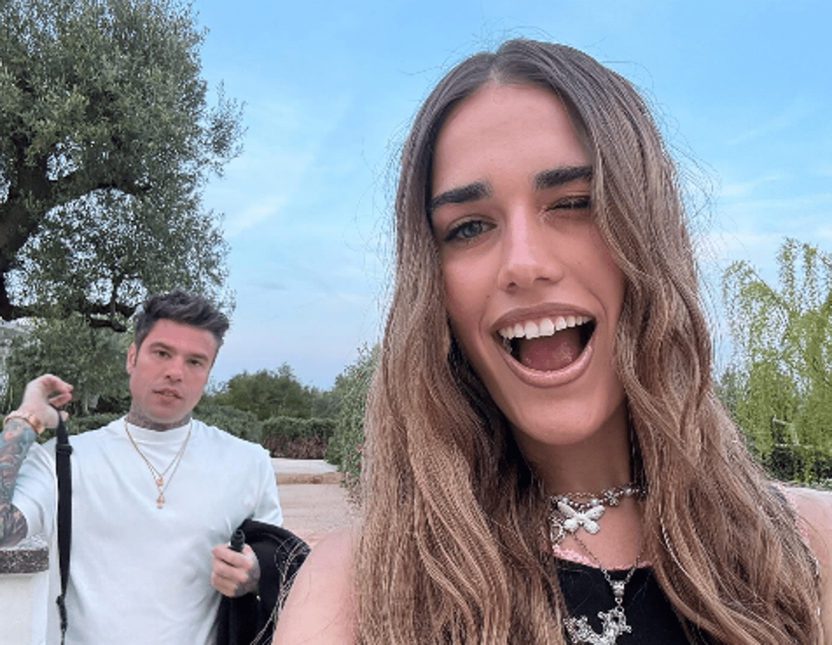 Clara e Fedez, la foto del 'bacio' fa infuriare lei: "L'arte della prospettiva" -