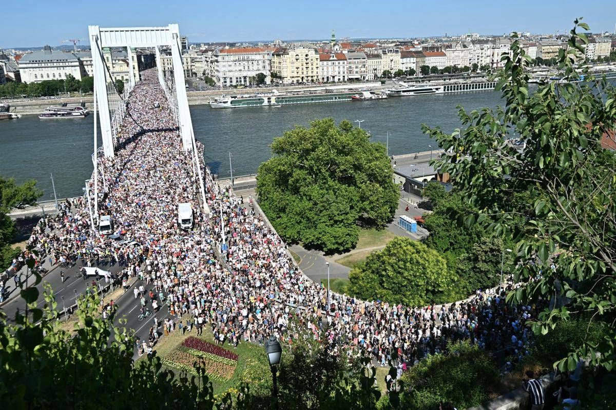 Budapest, sfila il Pride vietato da Orban: "Siamo 200mila, il più grande di sempre" -