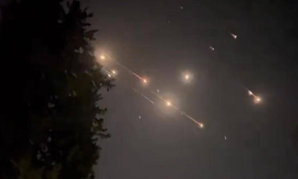 Pioggia di missili dall'Iran, la raffica squarcia la notte in Israele - Video - 