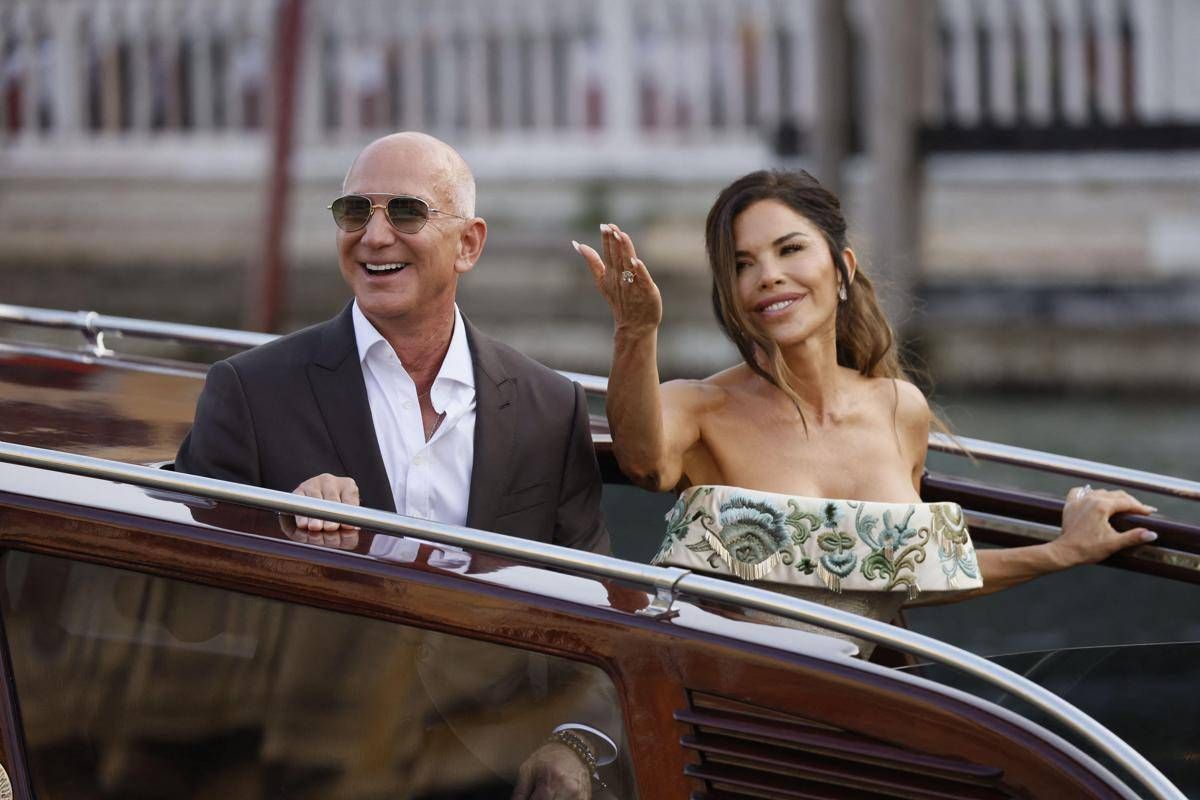 Nozze Bezos, stasera la festa da ballo: resta il mistero sul cantante -