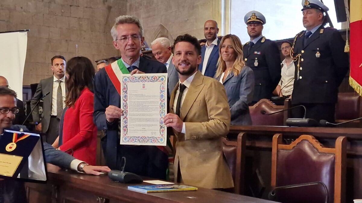 Dries Mertens diventa napoletano ufficialmente | Ma cosa significa davvero per la città? -
