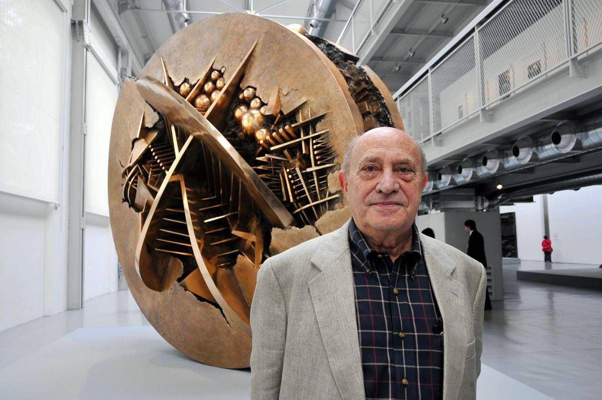 Addio ad Arnaldo Pomodoro, gigante della scultura italiana -