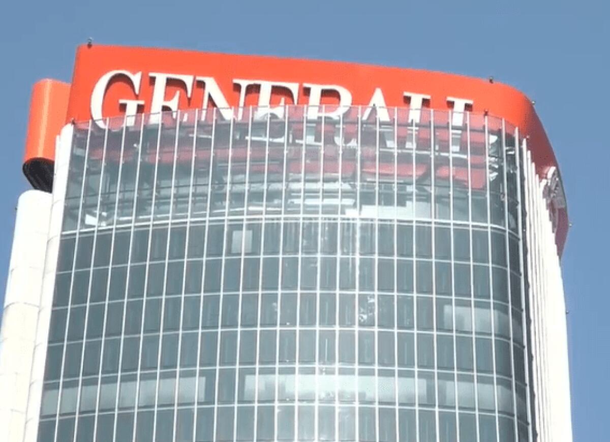 Crolla l'insegna della Torre Hadid a Milano | Un mistero strutturale sotto il mirino della Procura! - 