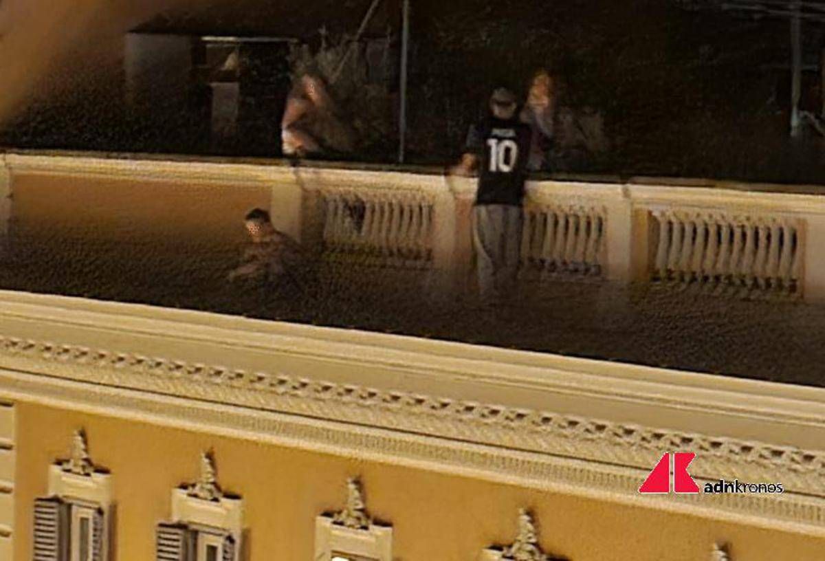 Allarme a Roma, due giovani sul cornicione in pieno centro - 